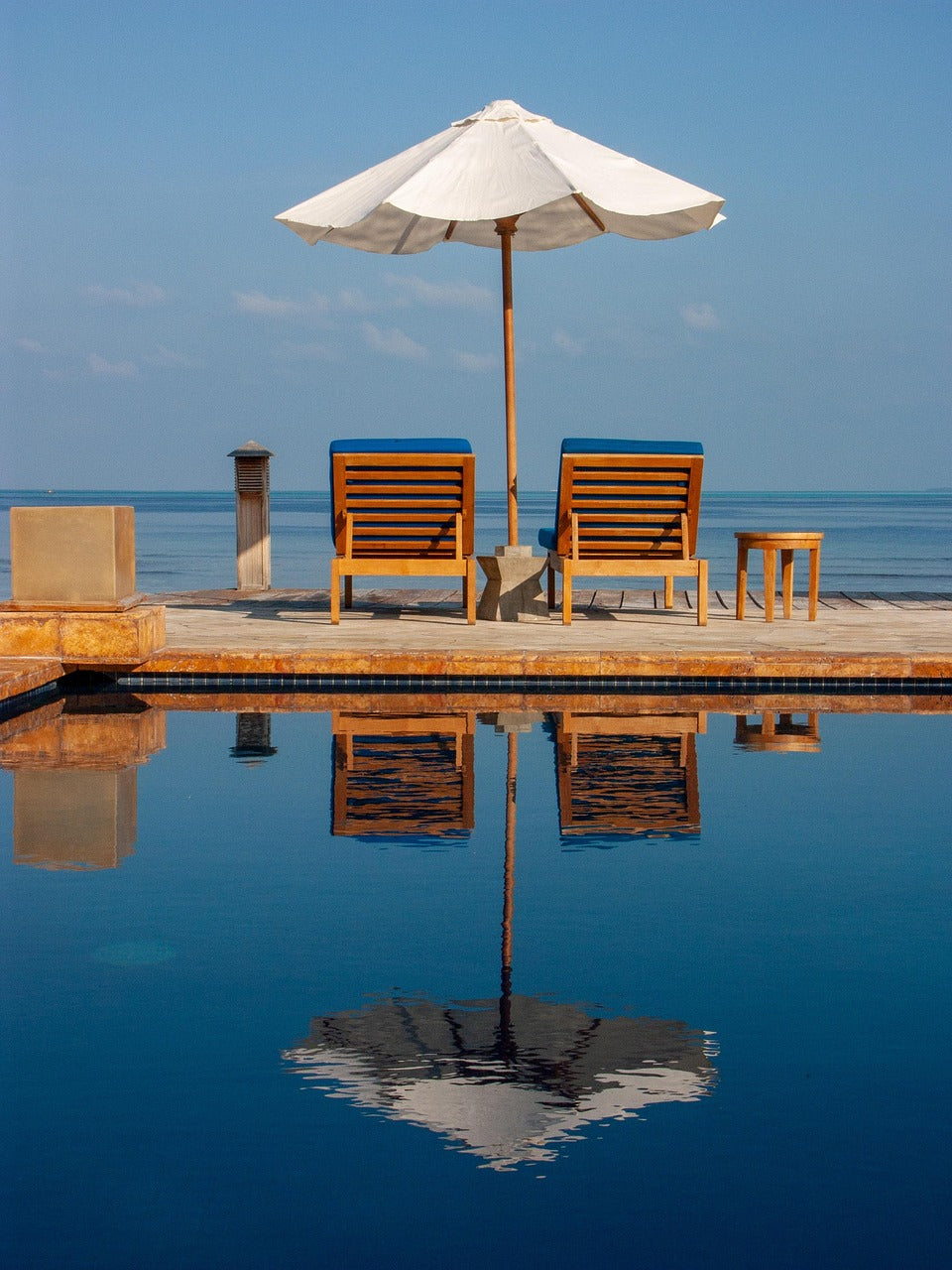 Backyard Shelter Central Pole Wooden Patio Umbrella